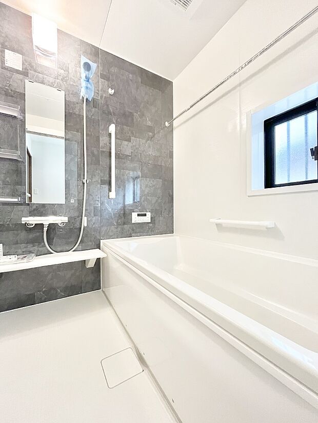 ～Bath Room～　落ち着いた雰囲気の浴室で明日に向けてリフレッシュ。浴室乾燥機能も付いているので隣の洗濯機置き場で洗い上がった洗濯物を、雨の日も天気を気にせず乾燥させることも可能です。