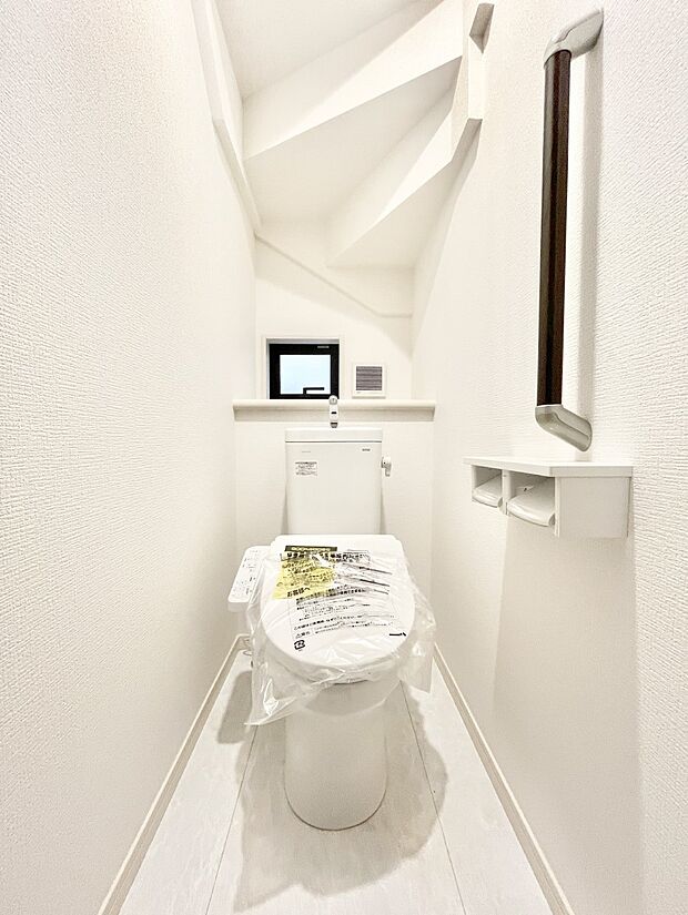 ～Toilet～　綺麗・スッキリ・快適なウォシュレット付トイレでくつろげる空間です。トイレは毎日使わざるを得ないもの。いつも清潔を保ちたいですね。トイレが2ヶ所あるので朝の混雑時に便利です！