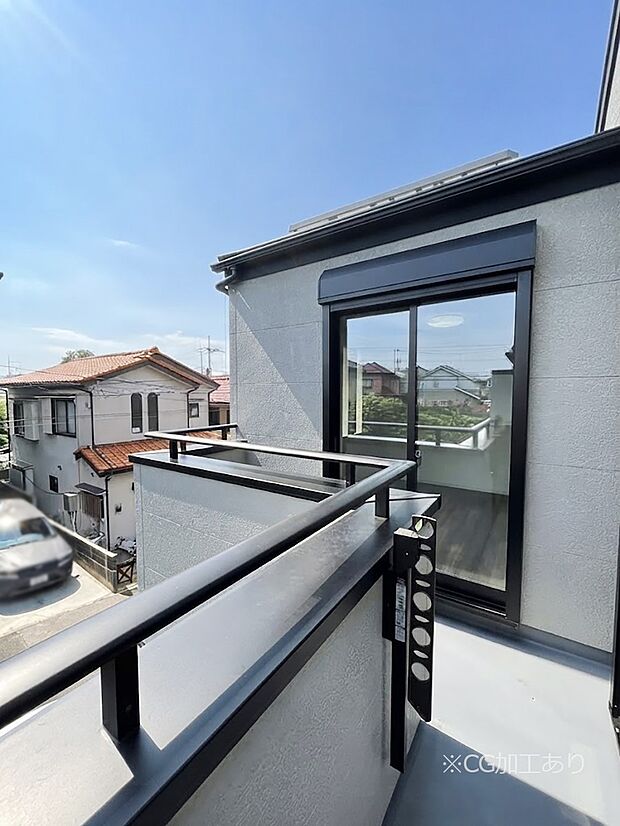 ～Balcony～　大きな空に囲まれた気持ちのいい家。バルコニーを覗くだけで圧倒的な開放感に包まれます。バルコニーは陽がさしこみお布団や洗濯物を気持ちよく干すことができます。