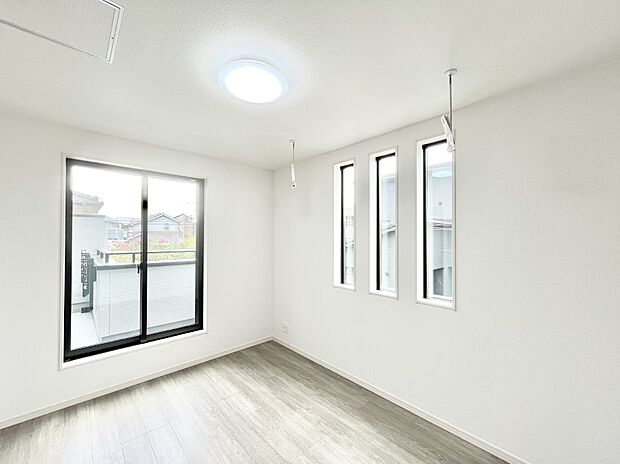 ~Bed Room~ バルコニーからの採光で朝もスッキリ目が覚めそうですね!穏やかな光が差し込む室内には、穏やかな時間が流れます。休日には、落ち着いた空間で自分の趣味を楽しむのはいかがですか。