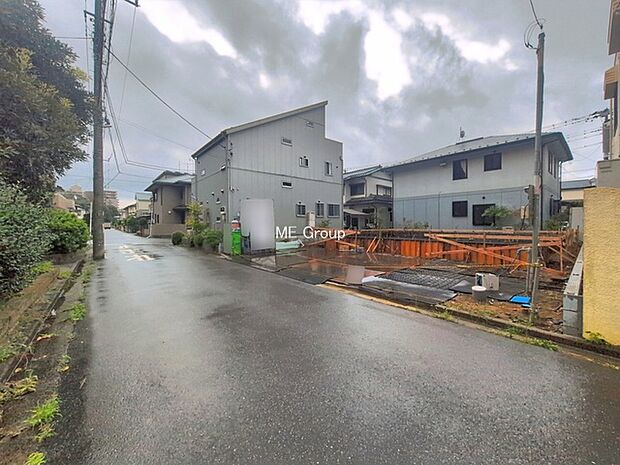 ～Exterior～　前面道路：北東 5m 公道　前面道路は閑静な住宅地をはしる車通りの少ない道路。駐車の出し入れもらくらくです！ご不明点・現地見学のご希望は、お気軽にお問い合わせください！