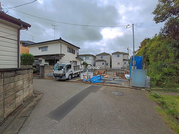 ~Exterior~ 前面道路:北 4m 公道 前面道路は閑静な住宅地をはしる車通りの少ない道路。駐車の出し入れもらくらくです!ご不明点・現地見学のご希望は、お気軽にお問い合わせください!