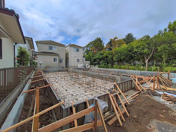 ◆2号棟◆～Exterior～  閑静な住宅地で子育て家族にピッタリ。  毎日のお散歩も快適な緑に恵まれたエリアで、自然に包まれた穏やかな暮らしを実現するための、ゆとりある住環境が整っています。