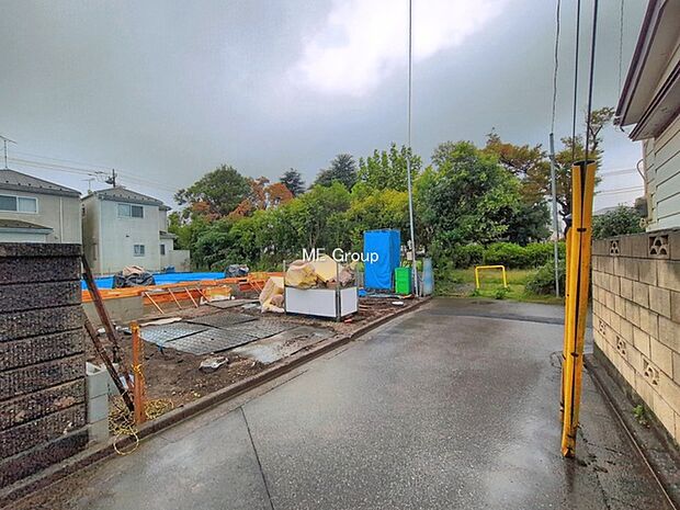 ~Exterior~ 前面道路:北 4m 公道 前面道路は閑静な住宅地をはしる車通りの少ない道路。駐車の出し入れもらくらくです!ご不明点・現地見学のご希望は、お気軽にお問い合わせください!