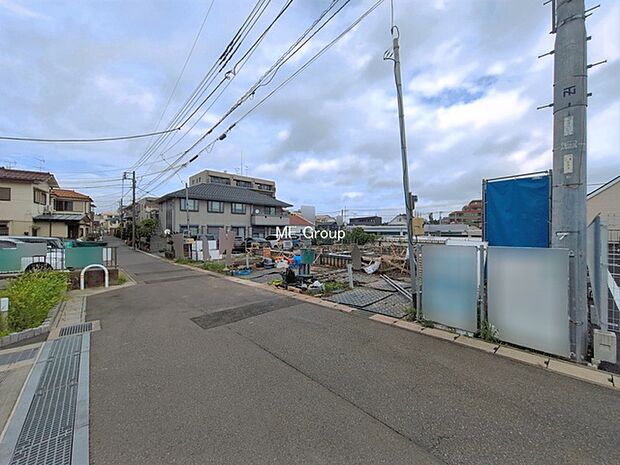 ~Exterior~ 前面道路:南西 3.6m 公道 前面道路は閑静な住宅地をはしる車通りの少ない道路。駐車の出し入れもらくらくです!ご不明点・現地見学のご希望は、お気軽にお問い合わせください!