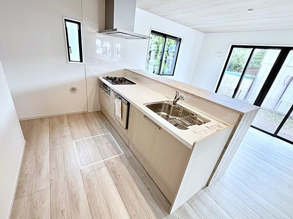～Kitchen～  リビングが見渡せるカウンターキッチン。  料理をしながら家族とコミュニケーションをとれるだけでなく、大きな開放感も得ることができます。  お子様の成長も感じることができますね！