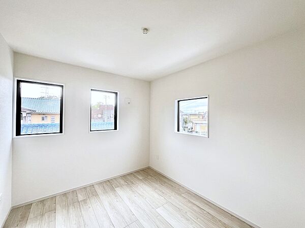 ～Bed Room～　部屋数が多いのが戸建てのメリットです。ご家族が増えたことで手狭に感じていた住まいも戸建てでは各居室プライバシーを保つことができます。住まいにゆとりが生まれ心もリラックスできます♪