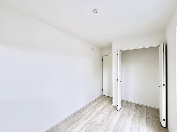 ～Bed Room～　子供部屋はお子様にとって大変重な役割があります。子供一人で過ごす空間を与えることで、宿題や勉強時間も自然と増えまた自ら部屋の片付けや掃除なども促すことに繋がります。