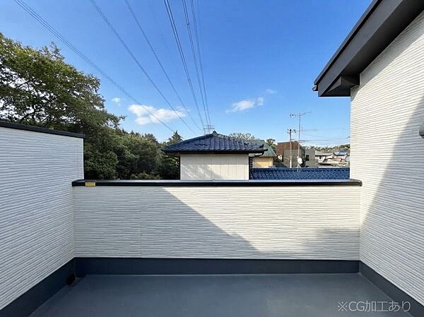 ～Balcony～　大きな空に囲まれた気持ちのいい家。バルコニーを覗くだけで圧倒的な開放感に包まれます。バルコニーは陽がさしこみお布団や洗濯物を気持ちよく干すことができます。