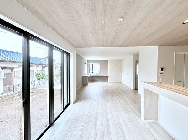 ～Living～　豊かな陽光がこの場所を照らしだす。光溢れるこの空間はみんなの笑顔が集う場所、時を忘れ、つきることのないたわいもない会話を楽しむ時間、たくさんの思いが綴られる場所。