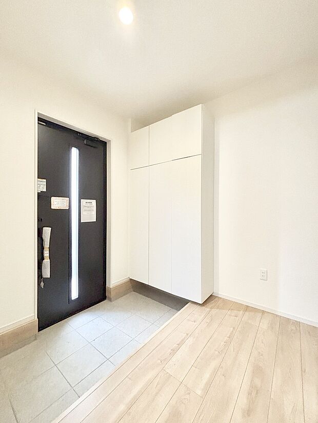 ~Entrance~ 家の中でお客様を迎える最初の場所である玄関は、家の印象そのものです!豊富な玄関収納で、常に綺麗に保つことが出来ます♪玄関にはたっぷり収納の下駄箱を完備!