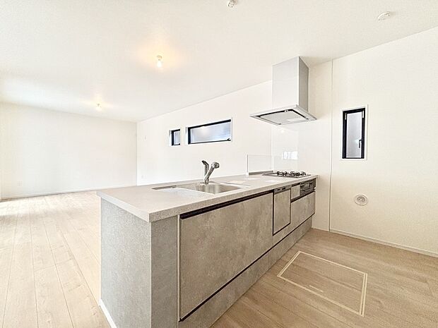 ~Kitchen~ 自然光が入る窓のあるキッチン☆毎日使う場所だからこそ、使い勝手を考慮しました。ゆったりとしたキッチンコーナーは質感豊かな仕上がりとなっております。