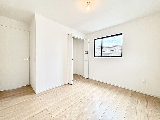 ～Bed Room～　子供部屋はお子様にとって大変重な役割があります。子供一人で過ごす空間を与えることで、宿題や勉強時間も自然と増えまた自ら部屋の片付けや掃除なども促すことに繋がります。