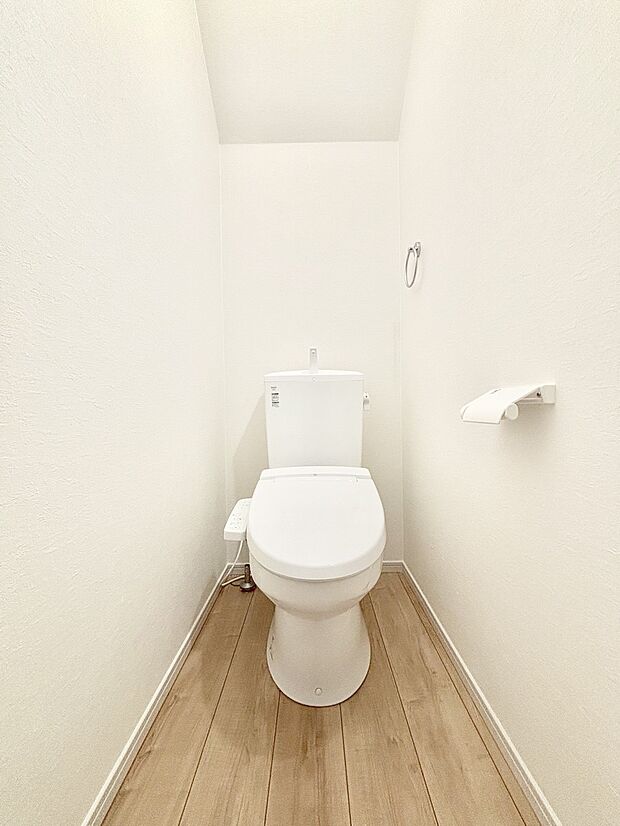 ~Toilet~ 綺麗・スッキリ・快適なウォシュレット付トイレでくつろげる空間です。トイレは毎日使わざるを得ないもの。いつも清潔を保ちたいですね。トイレが2ヶ所あるので朝の混雑時に便利です!