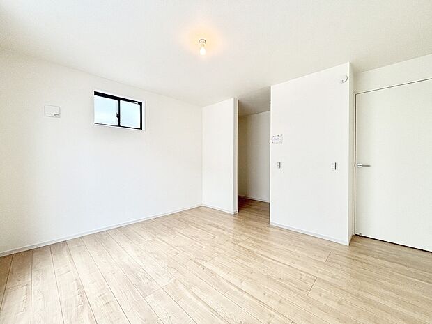 ~Bed Room~ 部屋数が多いのが戸建てのメリットです。ご家族が増えたことで手狭に感じていた住まいも戸建てでは各居室プライバシーを保つことができます。住まいにゆとりが生まれ心もリラックスできます♪