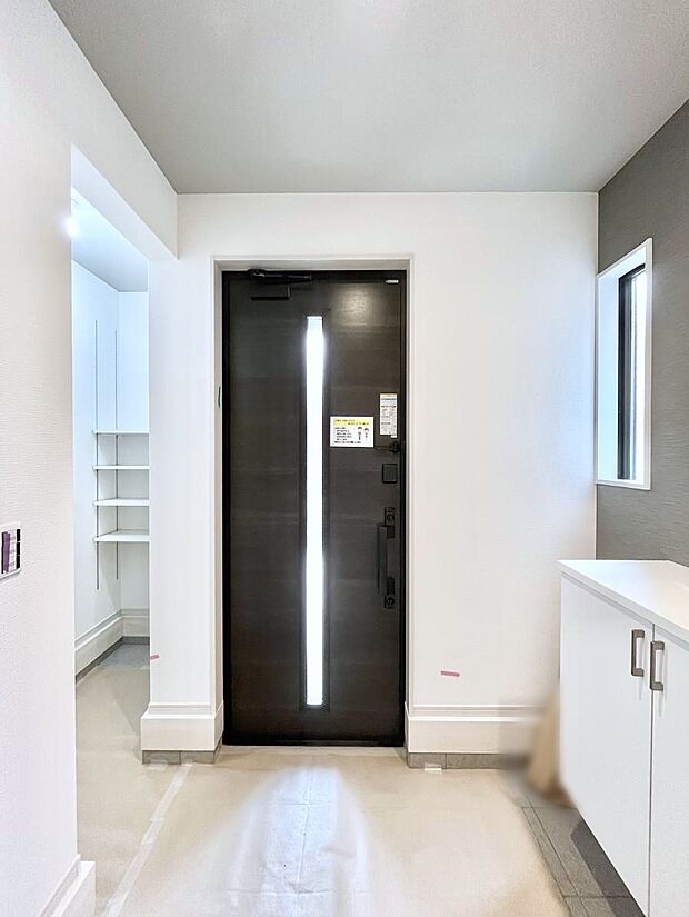 ～Entrance～　家の中でお客様を迎える最初の場所である玄関は、家の印象そのものです！豊富な玄関収納で、常に綺麗に保つことが出来ます♪玄関にはたっぷり収納の下駄箱を完備！