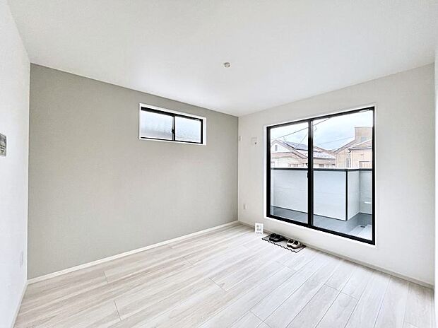 ～Bed Room～　2面採光を確保した明るい室内は、風通しも良く、大変居心地の良い空間となっております。爽やかな風を感じて起きる朝は、快適生活の始まりに！日当たりや通風がとても良い住まい♪