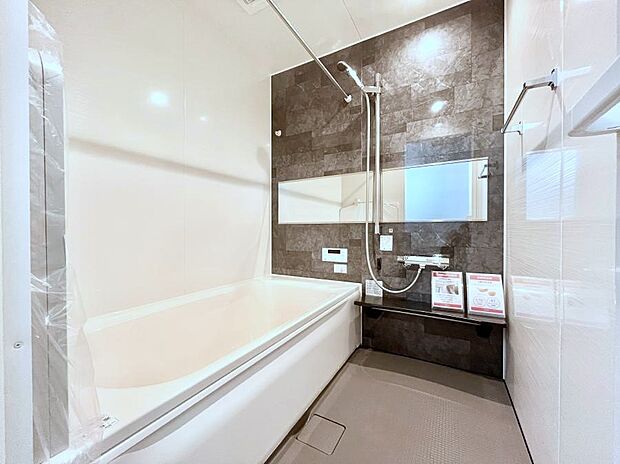 ～Bath Room～　ゆったりと足を伸ばして入浴することが可能！一日の疲れを癒す貴重なバスタイムです。お子様とご一緒でも十分な広さなので、リビングとは違った家族団欒のひと時をお楽しみいただけます。