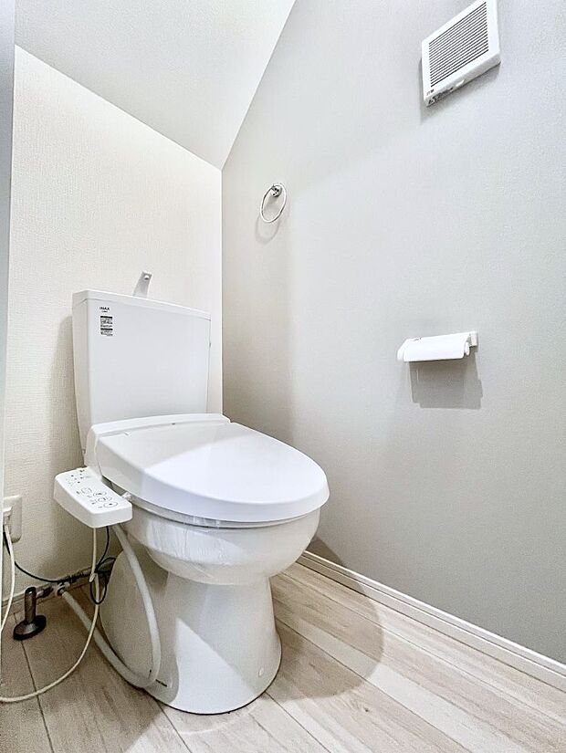 ～Toilet～　綺麗・スッキリ・快適なウォシュレット付トイレでくつろげる空間です。トイレは毎日使わざるを得ないもの。いつも清潔を保ちたいですね。トイレが2ヶ所あるので朝の混雑時に便利です！