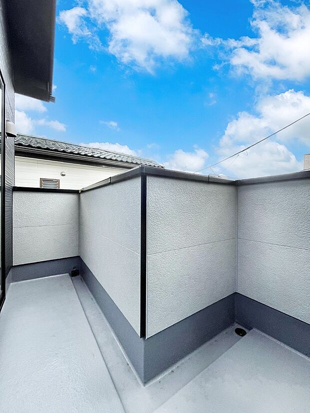 ～Balcony～　大きな空に囲まれた気持ちのいい家。バルコニーを覗くだけで圧倒的な開放感に包まれます。バルコニーは陽がさしこみお布団や洗濯物を気持ちよく干すことができます。