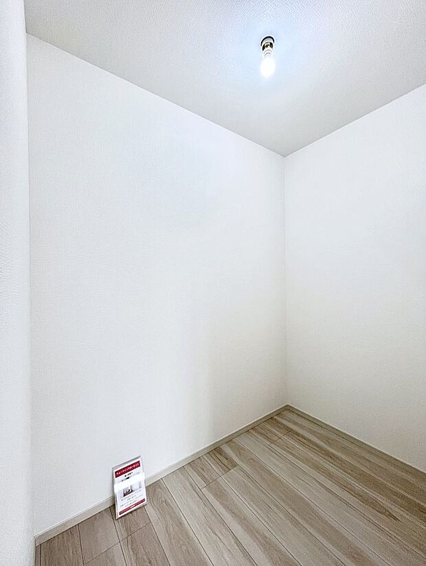 ～Walk-in Closet～　必要なものやコーディネートを一覧して確認でき、身支度や準備が短時間で済むウォークインクローゼットを設置しました。家の中をすっきりとさせる便利な収納スペースです。