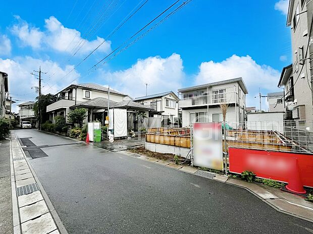 ～Exterior～　前面道路は閑静な住宅地をはしる車通りの少ない道路。駐車の出し入れもらくらくです！ご不明点・現地見学のご希望は、お気軽にお問い合わせください！