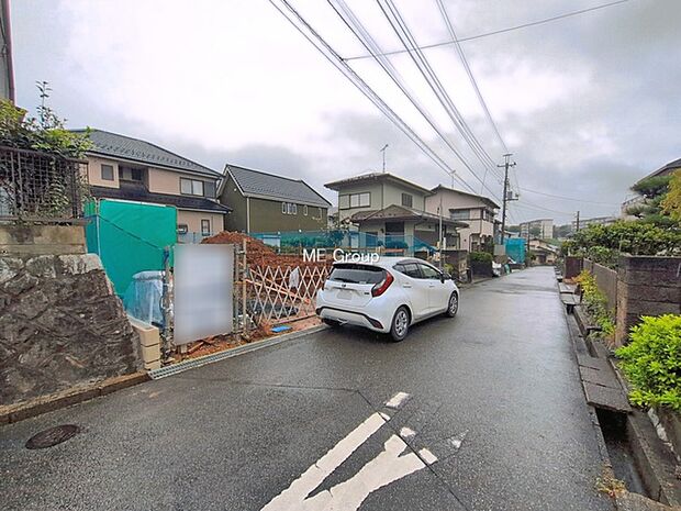 ~Exterior~ 前面道路:北 4.2m 公道 前面道路は閑静な住宅地をはしる車通りの少ない道路。駐車の出し入れもらくらくです!ご不明点・現地見学のご希望は、お気軽にお問い合わせください!