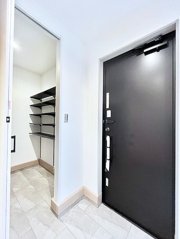 ◆4号棟◆~Entrance~ 玄関をいつも綺麗に保てるシューズインクローゼットを完備。靴類はもちろん、ベビーカーやアウトドア用品もすっきり収納でき、広々とした美しい空間を維持できます。