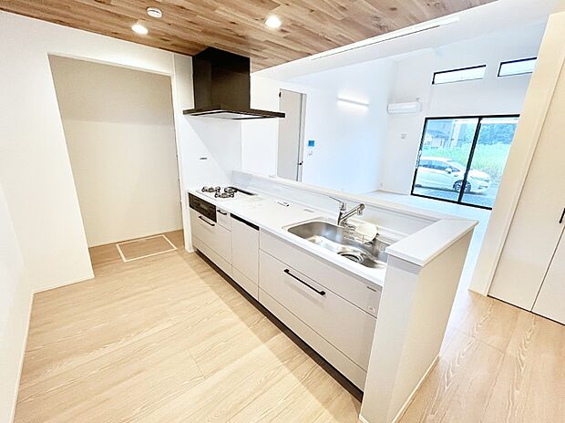 ◆4号棟◆~Kitchen~ カウンターキッチンからリビング・ダイニングを見渡せる開放的な空間♪お料理をしながらご家族の様子をしっかり見守れるので、小さなお子様がいるご家庭にも嬉しい間取りです☆