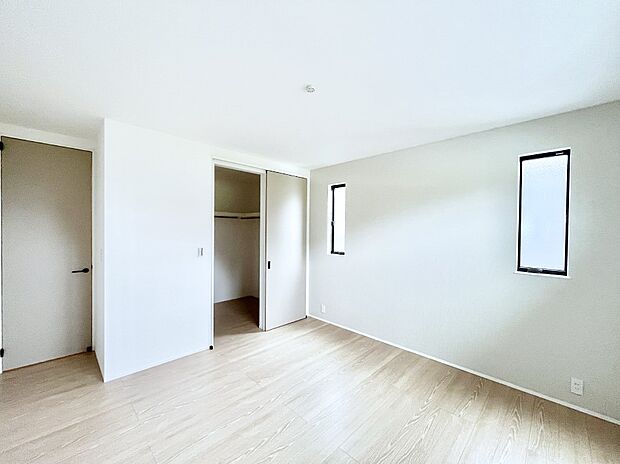 ◆4号棟◆~Bed Room~ 各居室に収納スペースを備え、衣類や日用品などをすっきり整理できます♪お部屋を広く使えるのも嬉しいポイント。居住空間を快適に保てる、使い勝手の良い住まいです☆