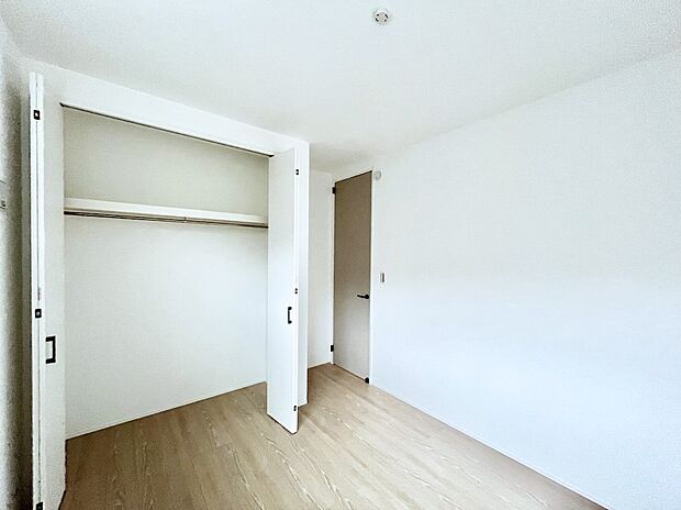 ◆4号棟◆~Bed Room~ お子さまの自主性を与えてあげられる子ども部屋。一人で過ごす空間を設けることで、勉強習慣の定着や自ら整理整頓をする習慣付けにも繋がり、健やかな成長を優しく促します。