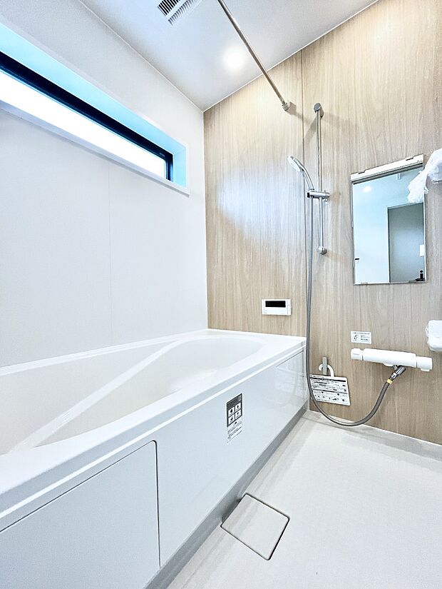 ◆4号棟◆~Bath Room~ ゆったり足を伸ばして寛げる広々バスルーム。1日の疲れを優しく癒やしてくれる快適な空間です。毎日のバスタイムが至福のリフレッシュ時間に変わります。