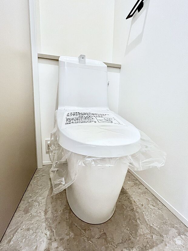 ◆4号棟◆~Toilet~ 清潔感あふれるウォシュレット付きトイレ♪使いやすさと衛生面に配慮した機能が揃い、毎日快適にお使いいただけます。清潔な空間を保ちやすいのも嬉しいポイントです☆