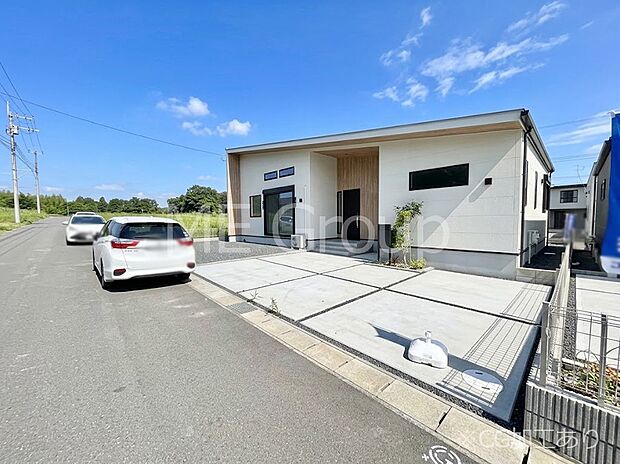 ~Exterior~ 前面道路は閑静な住宅地をはしる車通りの少ない道路。駐車の出し入れもらくらくです!ご不明点・現地見学のご希望は、お気軽にお問い合わせください!