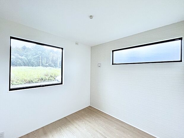 ◆4号棟◆~Bed Room~ 窓の配置にもこだわった、開放感あふれる美しい居住空間♪自然光が心地よく差し込み、時間帯によって表情を変える光と影も魅力。落ち着きのある心地よい寝室です☆