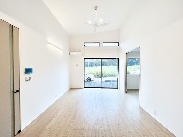 ◆4号棟◆~Living~ 暖かな陽だまりを感じられる明るい室内。光あふれる心地よい空間で、ご家族がゆったりと過ごせます。家族の笑顔が自然と集まり、毎日の暮らしに安らぎをもたらす住まいです。