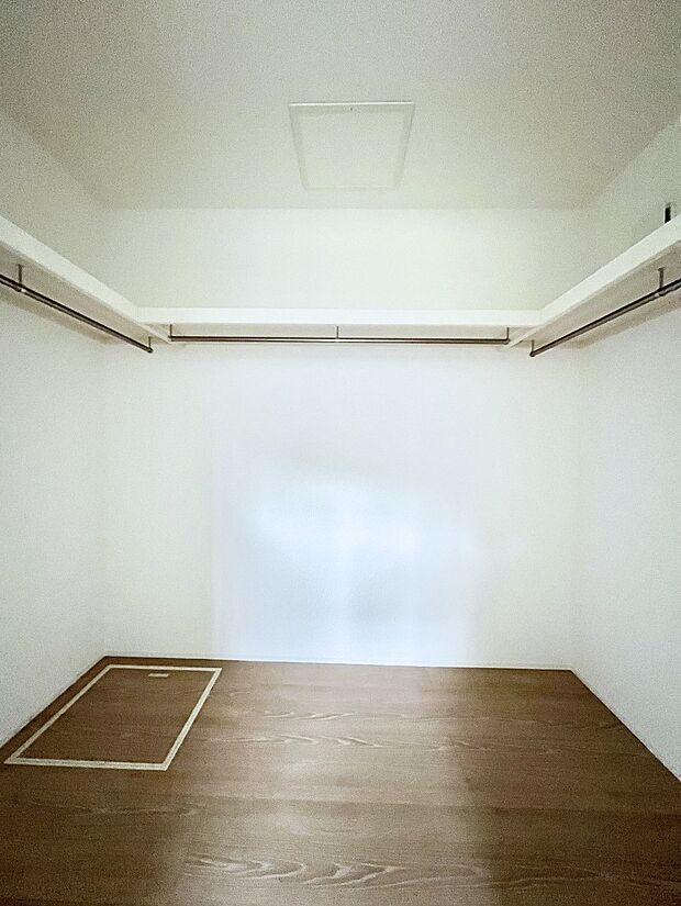 ◆4号棟◆~Walk-in Closet~ たっぷりの衣類をすっきり収納できるウォークインクローゼット♪洋服だけでなく、家電やスーツケース、ストック品などもまとめて収納できる便利な空間です☆