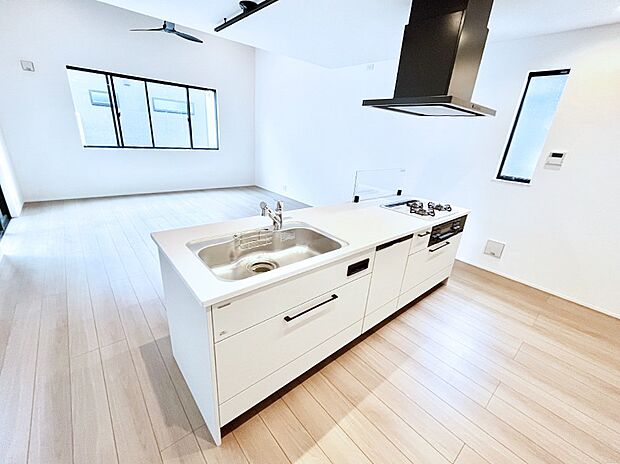 ◆2号棟◆~Kitchen~ 自然光が入る窓のあるキッチン☆毎日使う場所だからこそ、使い勝手を考慮しました。ゆったりとしたキッチンコーナーは質感豊かな仕上がりとなっております。