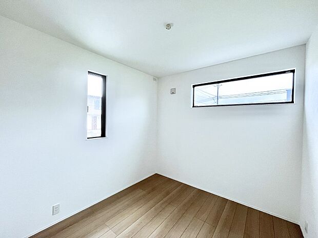 ◆2号棟◆~Bed Room~ 2面採光を確保した明るい室内は、風通しも良く、大変居心地の良い空間となっております。爽やかな風を感じて起きる朝は、快適生活の始まりに!日当たりや通風がとても良い住まい♪
