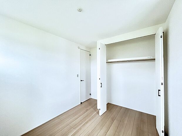 ◆2号棟◆~Bed Room~ 子供部屋はお子様にとって大変重な役割があります。子供一人で過ごす空間を与えることで、宿題や勉強時間も自然と増えまた自ら部屋の片付けや掃除なども促すことに繋がります。