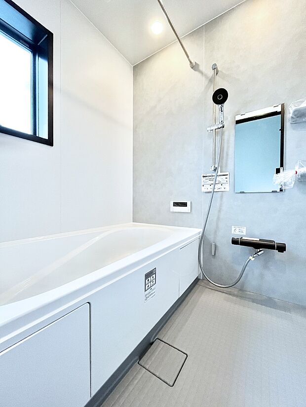 ◆2号棟◆~Bath Room~ 落ち着いた雰囲気の浴室で明日に向けてリフレッシュ。浴室乾燥機能も付いているので隣の洗濯機置き場で洗い上がった洗濯物を、雨の日も天気を気にせず乾燥させることも可能です。