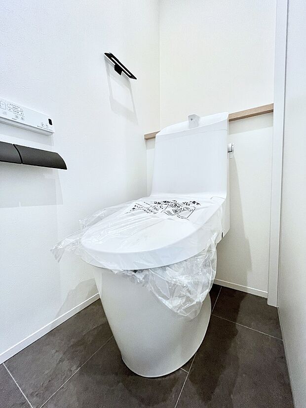 ◆2号棟◆~Toilet~ 綺麗・スッキリ・快適なウォシュレット付トイレでくつろげる空間です。採光もあり明るく、快適空間となっております♪毎日使う場所だからこその配慮です!