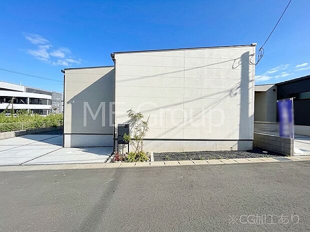 ◆2号棟◆~Exterior~ スタイリッシュで落ち着きのある外観が魅力の新築戸建て。住む人のライフスタイルに寄り添い、快適で上質な日常を叶えます。毎日の帰宅が楽しみになる理想の住まいです。
