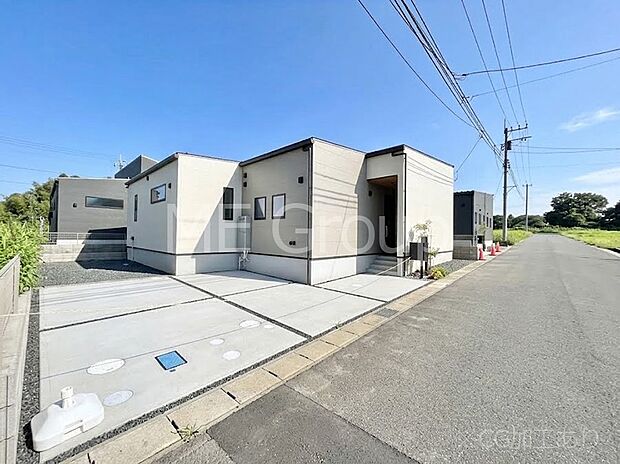 ~Exterior~ 前面道路は閑静な住宅地をはしる車通りの少ない道路。駐車の出し入れもらくらくです!ご不明点・現地見学のご希望は、お気軽にお問い合わせください!