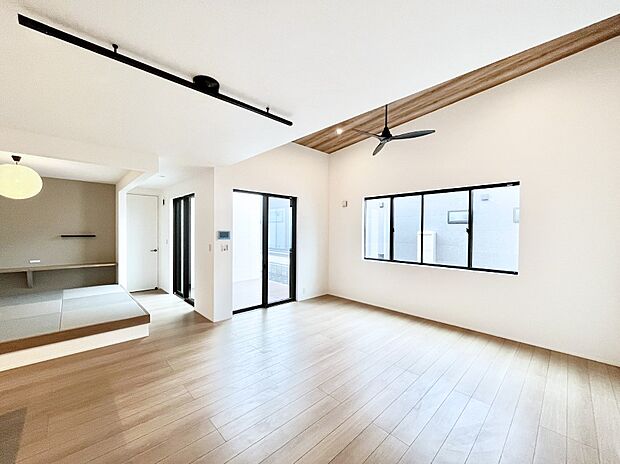 ◆2号棟◆~Living~ 豊かな陽光がこの場所を照らしだす。光溢れるこの空間はみんなの笑顔が集う場所、時を忘れ、つきることのないたわいもない会話を楽しむ時間、たくさんの思いが綴られる場所。