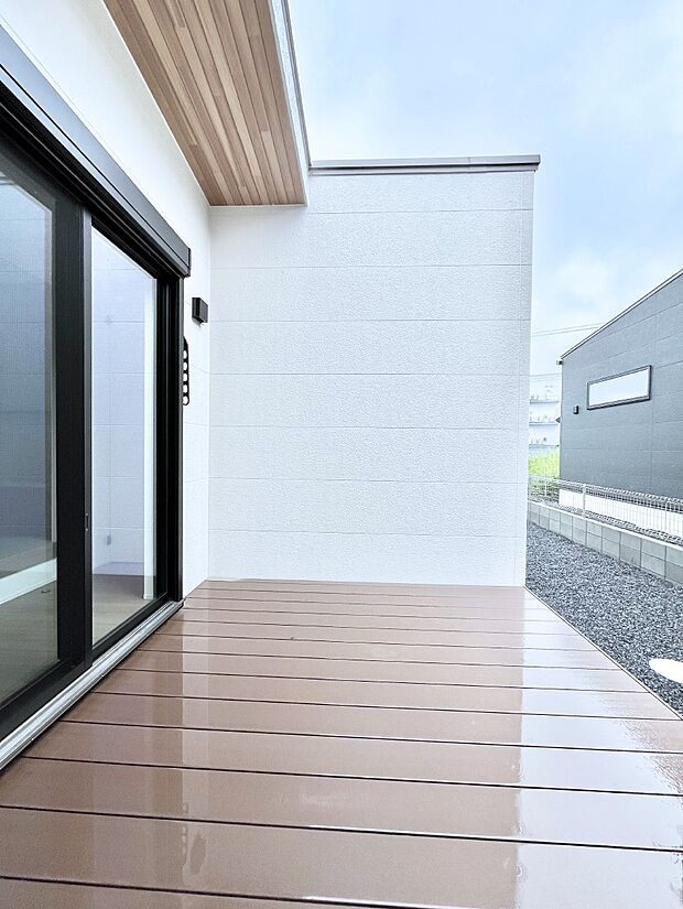 ◆2号棟◆~Wood Deck~ ご家族やご友人を招いてのBBQや、お子様の水遊びも楽しめるウッドデッキ♪開放感のある屋外スペースで、休日には家族みんなで楽しいひとときを過ごせます☆