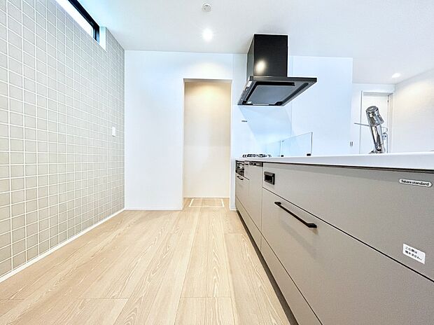◆1号棟◆～Kitchen～　生活感が出やすいキッチンもワイドタイプならスッキリ見せられます。ゆとりのある広さを確保しており、ご家族みんなで並んで調理を楽しめる快適な空間です。