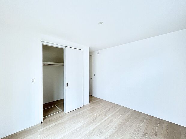 ◆1号棟◆～Bed Room～　ゆとりある広さを確保した主寝室は、大きなベッドを置いても圧迫感がありません。豊富な収納スペースを備え、お部屋をすっきり保ちながら心地よい眠りへと誘います。