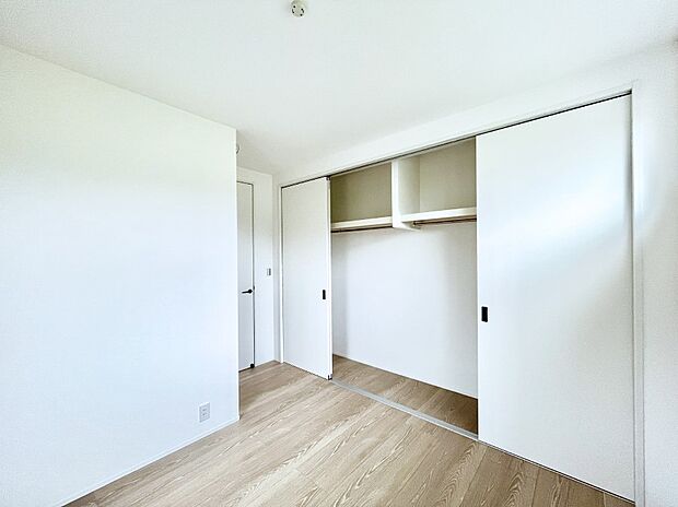 ◆1号棟◆～Bed Room～　お子さまの自立心を育む大切な子ども部屋。自分だけの空間があることで学習や宿題に自然と集中でき、お部屋の片付けや清掃も自発的に行えるようになる健やかな環境です。