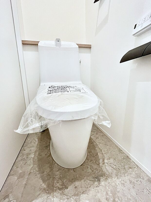 ◆1号棟◆～Toilet～　綺麗・スッキリ・快適なウォシュレット付トイレでくつろげる空間です。採光もあり明るく、快適空間となっております♪毎日使う場所だからこその配慮です！リフォーム前